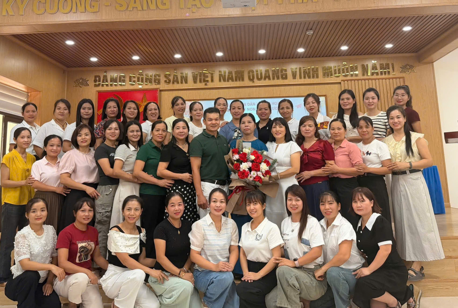 TRƯỜNG MẦM NON XUÂN DƯƠNG TỔ CHỨC HỘI NGHỊ CHIA TAY ĐỒNG CHÍ NGUYỄN THỊ NỀN VỀ NGHỈ HƯU THEO CHẾ ĐỘ