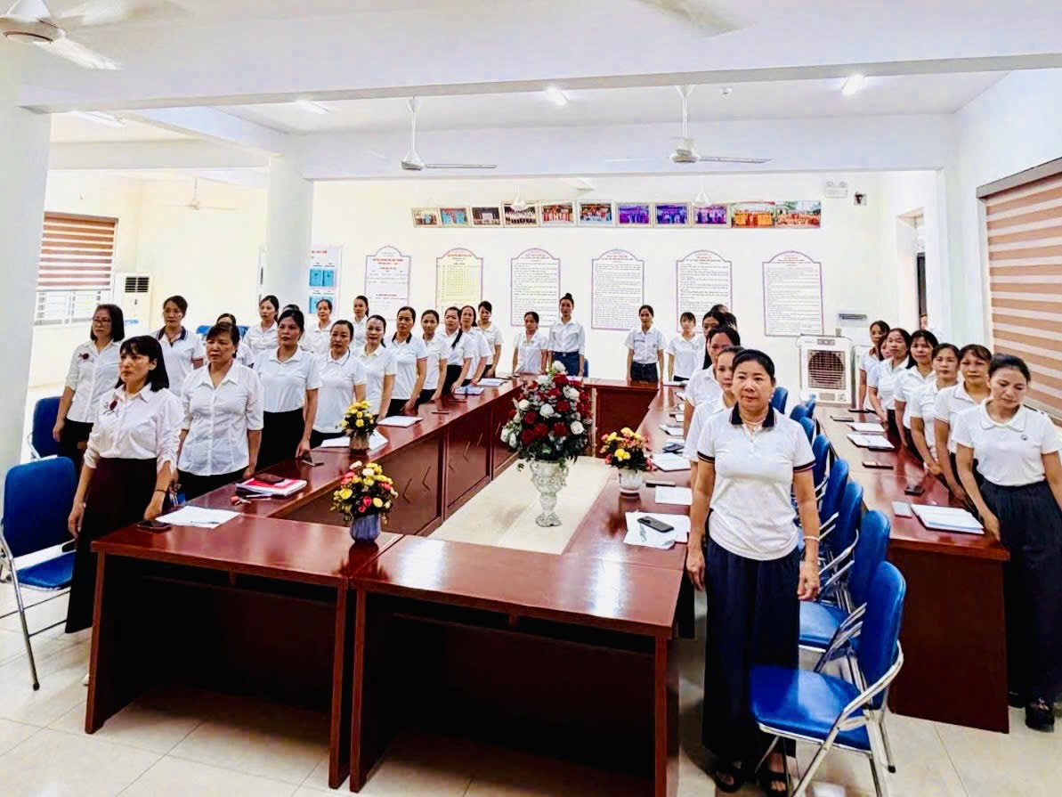 TRƯỜNG MẦM NON XUÂN DƯƠNG THAM GIA NGHI THỨC CHÀO CỜ T8, TỔ CHỨC LỄ KẾT NẠP ĐẢNG VIÊN MỚI VÀ SINH HOẠT CHI BỘ THƯỜNG KỲ