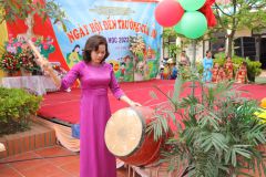 Đ/.c HT đánh trống khai trường
