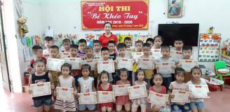Trao giấy khen hội thi Bé khóe tay