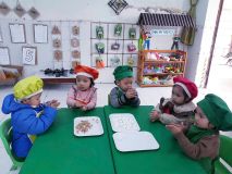 Hoạt động trải nghiệm nặn bánh trôi Tết Hàn Thực của lớp C3