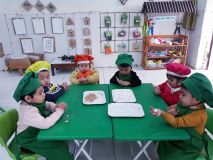 Hoạt động trải nghiệm nặn bánh trôi Tết Hàn Thực của lớp C3