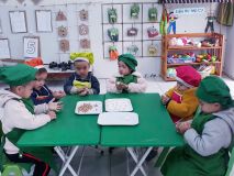 Hoạt động trải nghiệm nặn bánh trôi Tết Hàn Thực của lớp C3