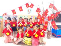 Cô và trò lớp B1 chào mừng ngày Quốc khánh mùng 2/9
