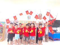 Cô và trò lớp B1 chào mừng ngày Quốc khánh mùng 2/9
