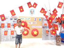 Cô và trò lớp B1 chào mừng ngày Quốc khánh mùng 2/9