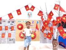 Cô và trò lớp B1 chào mừng ngày Quốc khánh mùng 2/9