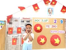 Cô và trò lớp B1 chào mừng ngày Quốc khánh mùng 2/9