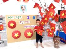 Cô và trò lớp B1 chào mừng ngày Quốc khánh mùng 2/9