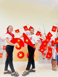 Cô và trò lớp B1 chào mừng ngày Quốc khánh mùng 2/9