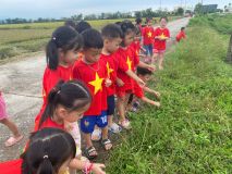 Cô và trò lớp B1 trải nghiệm thực tế