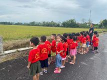 Cô và trò lớp B1 trải nghiệm thực tế
