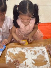 Hoạt động trải nghiệm làm bánh Trung Thu lơp  A3
