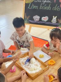 Hoạt động trải nghiệm làm bánh Trung Thu lơp  A3