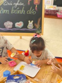 Hoạt động trải nghiệm làm bánh Trung Thu lơp  A3