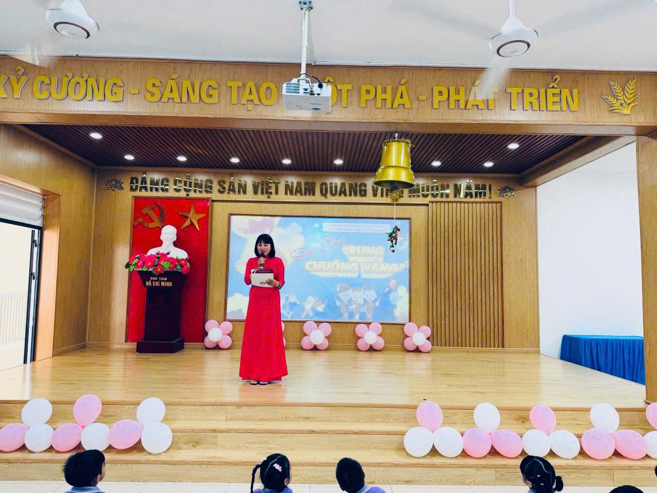 NGƯỜI THUYỀN TRƯỞNG KIẾN TẠO NGÔI TRƯỜNG HẠNH PHÚC