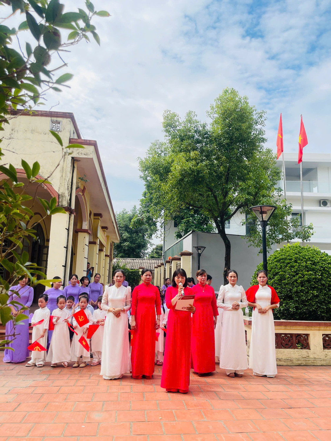 MẦM NON XUÂN DƯƠNG DÂNG HOA, BÁO CÔNG DÂNG BÁC